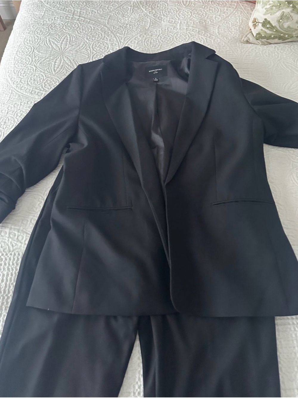 Banana Republic Classic Black Womens Blazer and Pants suit set